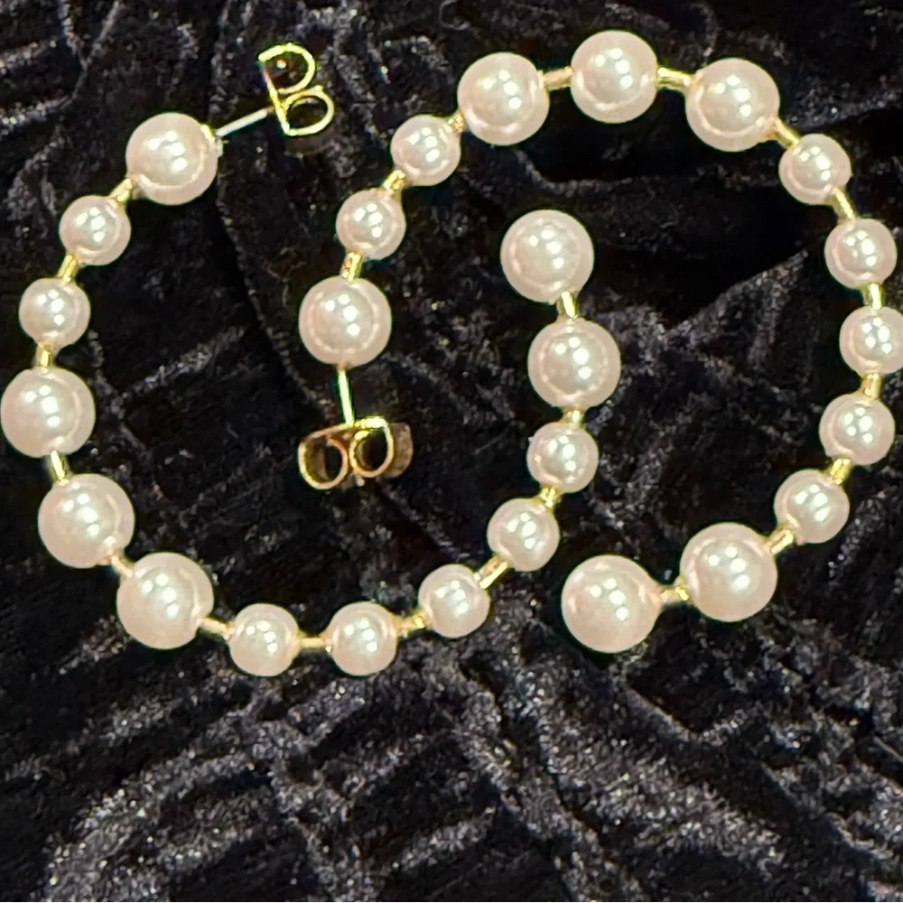 J.Crew Bead Hoop Earrings Pearl Classic Gold Large - Picture 2 of 7